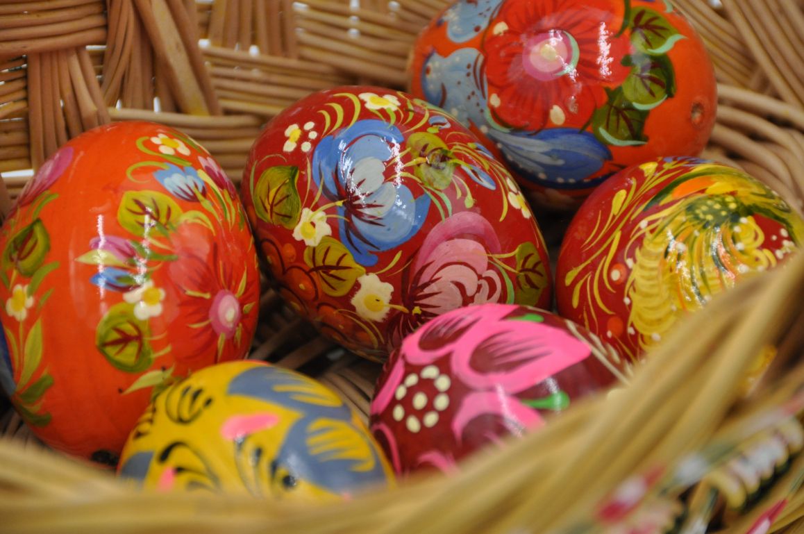 Strohkörbchen mit sechs handbemalten Holzeiern